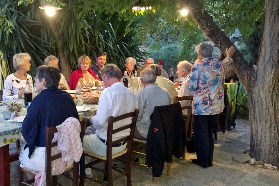 Big table supper outdoors at Fattoria Mose