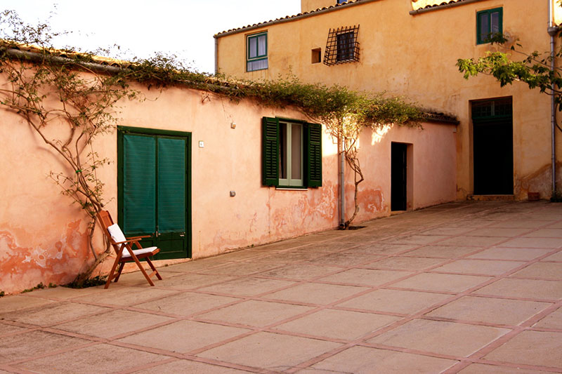 Pink courtyard at Fattoria Mose Agrigento