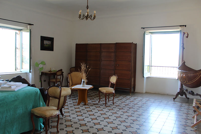Antique furniture in Sicilian accommodation agriturismo